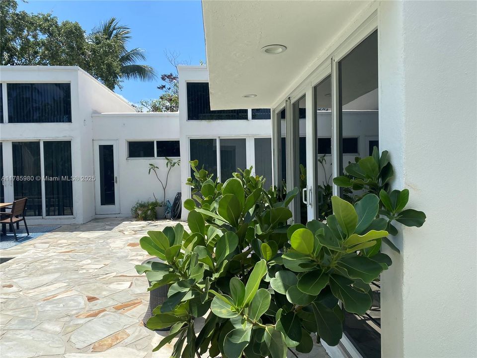 For Sale: $4,700,000 (3 beds, 4 baths, 4991 Square Feet)