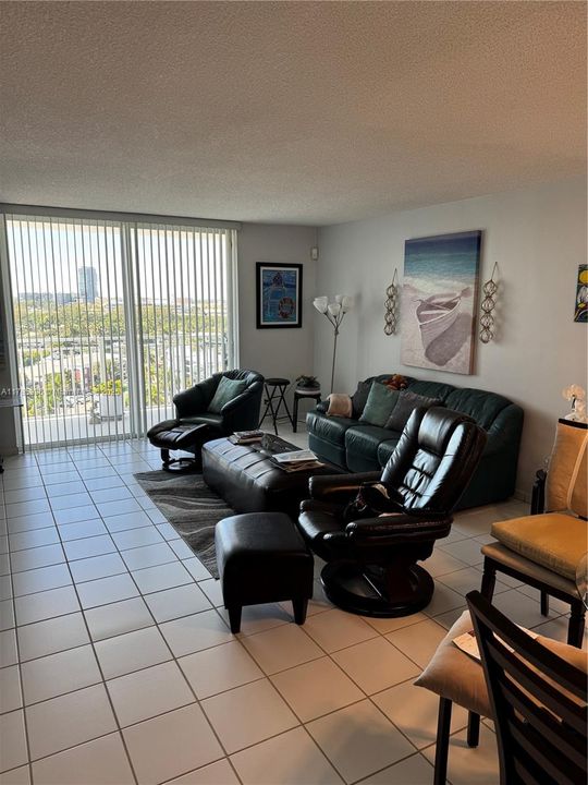 For Sale: $280,000 (2 beds, 2 baths, 1150 Square Feet)