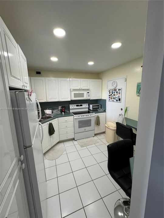 For Sale: $280,000 (2 beds, 2 baths, 1150 Square Feet)