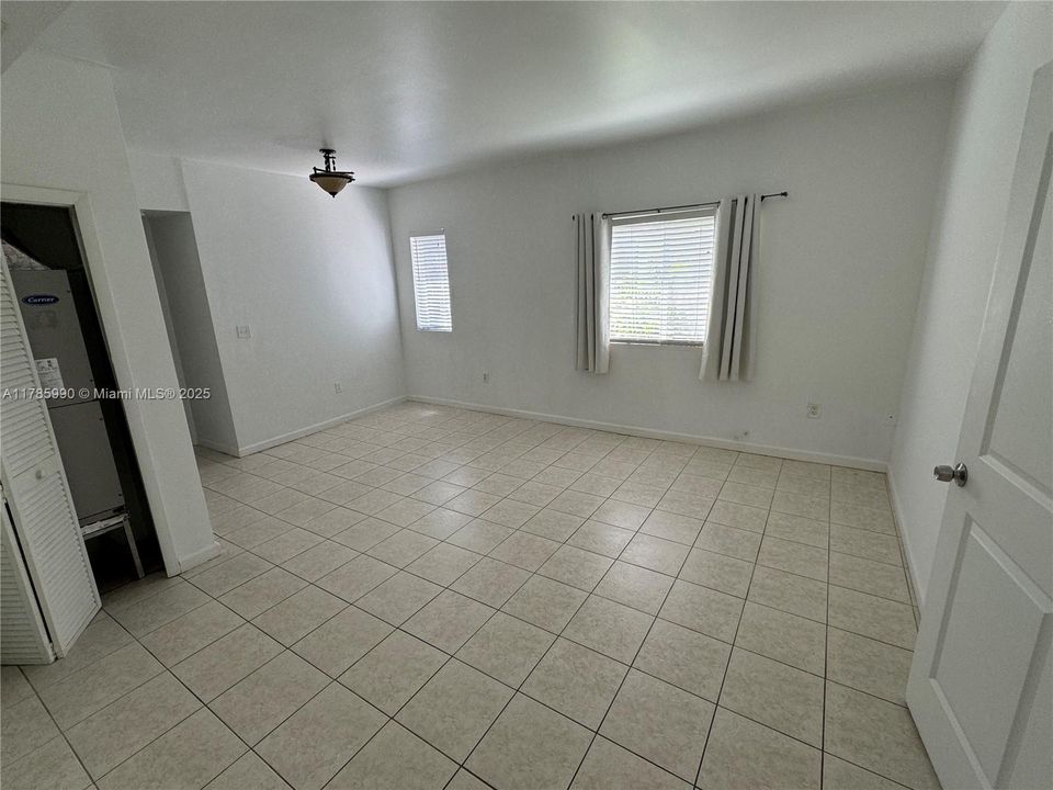 待售: $200,000 (2 贝兹, 1 浴室, 693 平方英尺)