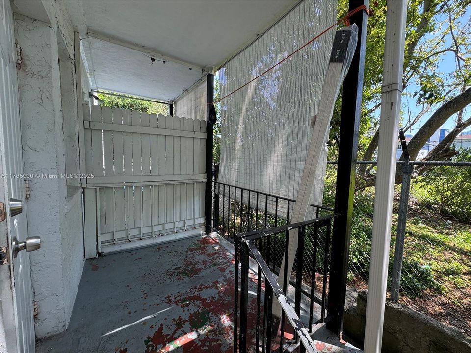 待售: $200,000 (2 贝兹, 1 浴室, 693 平方英尺)