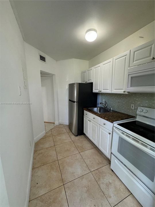 待售: $200,000 (2 贝兹, 1 浴室, 693 平方英尺)