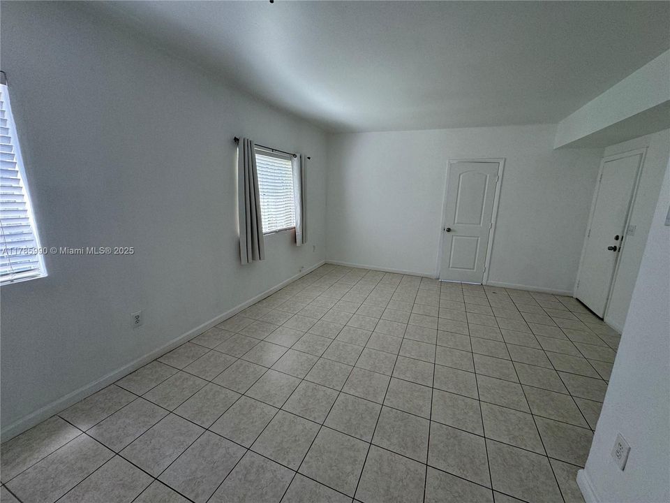 待售: $200,000 (2 贝兹, 1 浴室, 693 平方英尺)