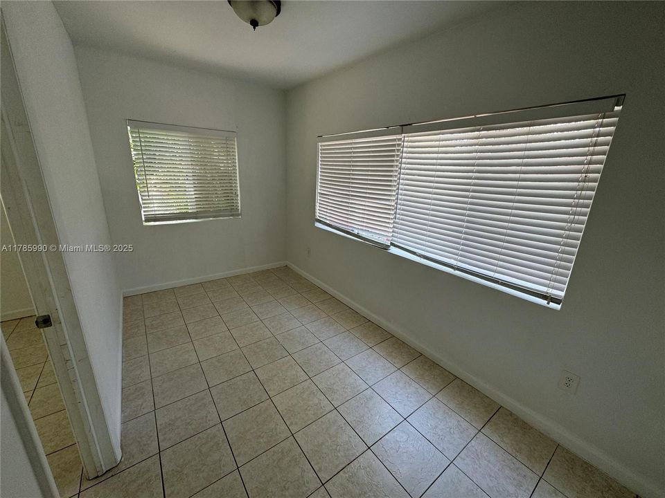 待售: $200,000 (2 贝兹, 1 浴室, 693 平方英尺)