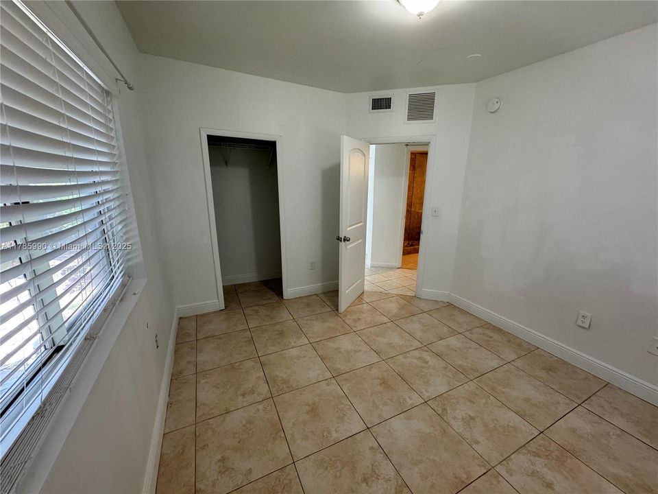 待售: $200,000 (2 贝兹, 1 浴室, 693 平方英尺)