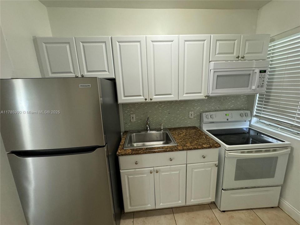 待售: $200,000 (2 贝兹, 1 浴室, 693 平方英尺)