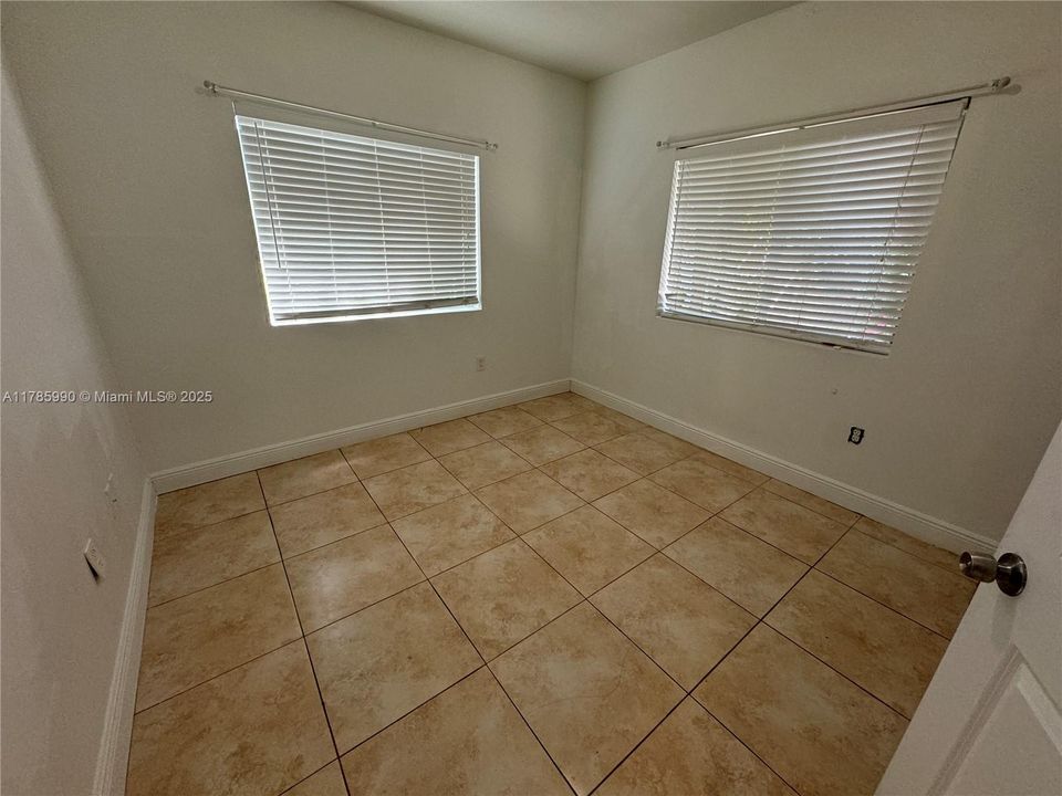 待售: $200,000 (2 贝兹, 1 浴室, 693 平方英尺)