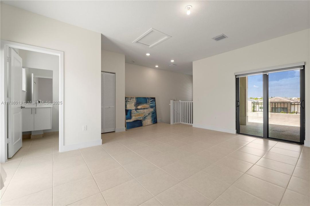 Vendido Recientemente: $829,000 (3 camas, 2 baños, 2026 Pies cuadrados)