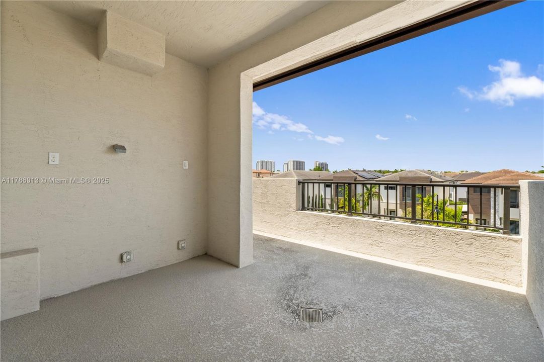 Vendido Recientemente: $829,000 (3 camas, 2 baños, 2026 Pies cuadrados)