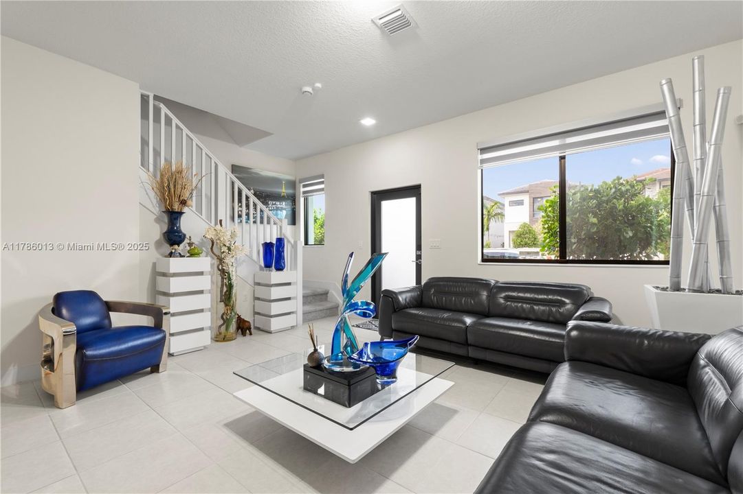 Vendido Recientemente: $829,000 (3 camas, 2 baños, 2026 Pies cuadrados)