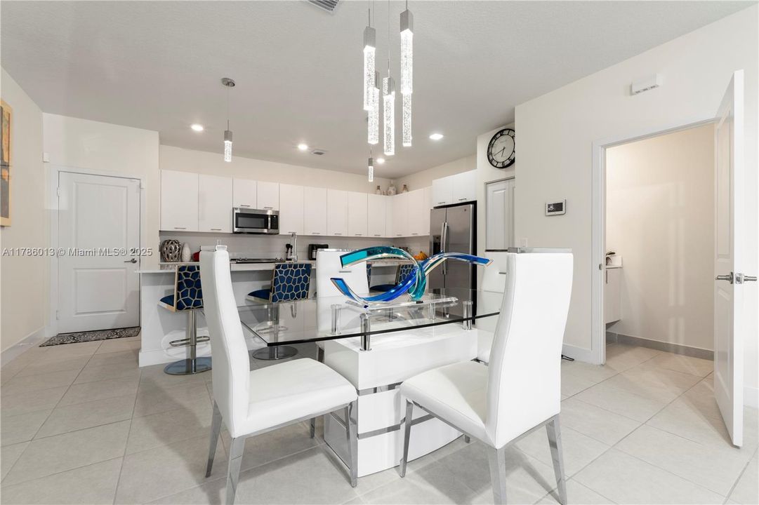 Vendido Recientemente: $829,000 (3 camas, 2 baños, 2026 Pies cuadrados)