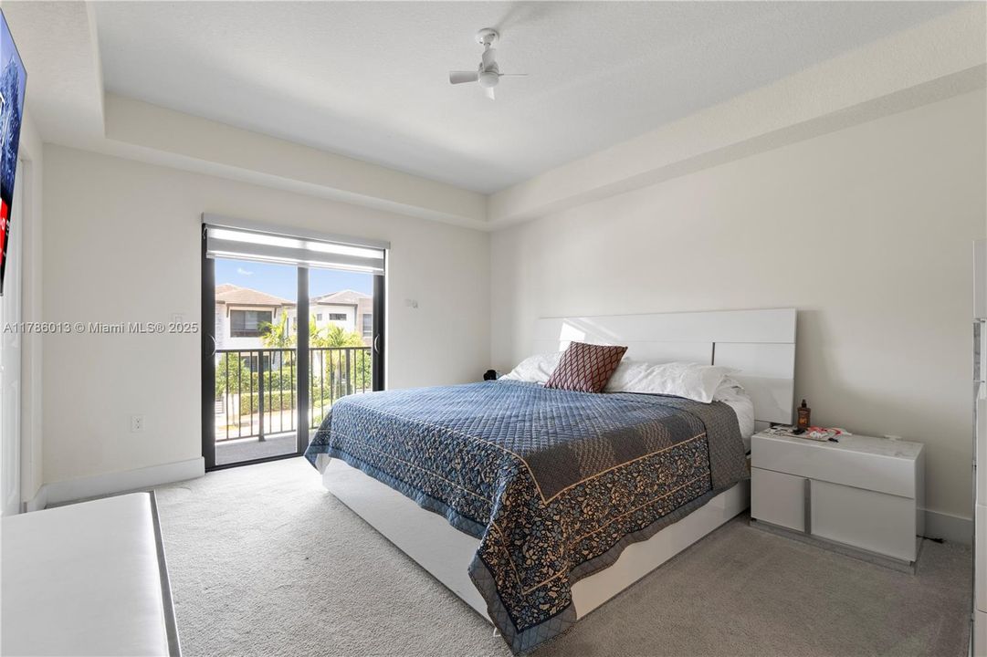 Vendido Recientemente: $829,000 (3 camas, 2 baños, 2026 Pies cuadrados)