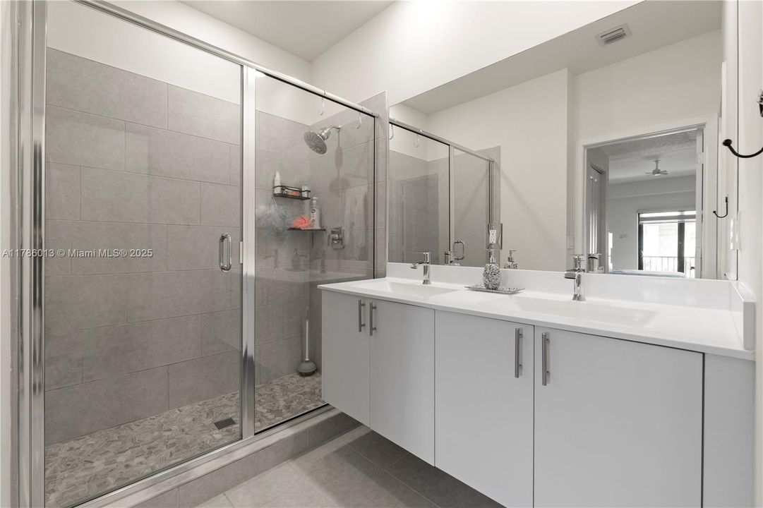 Vendido Recientemente: $829,000 (3 camas, 2 baños, 2026 Pies cuadrados)