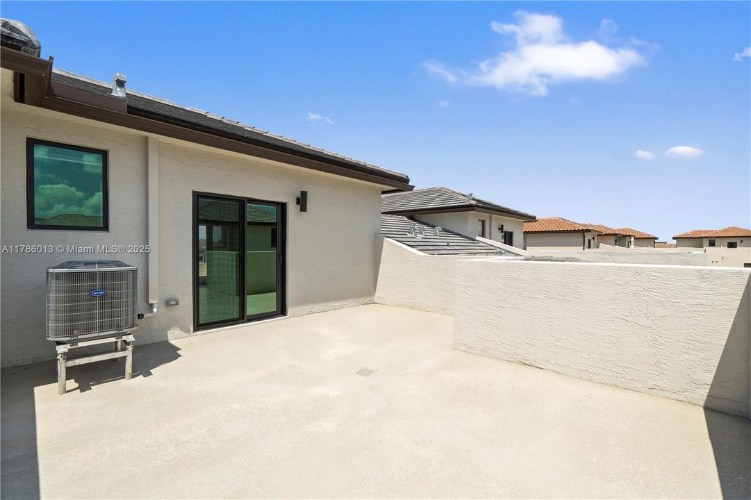 Vendido Recientemente: $829,000 (3 camas, 2 baños, 2026 Pies cuadrados)