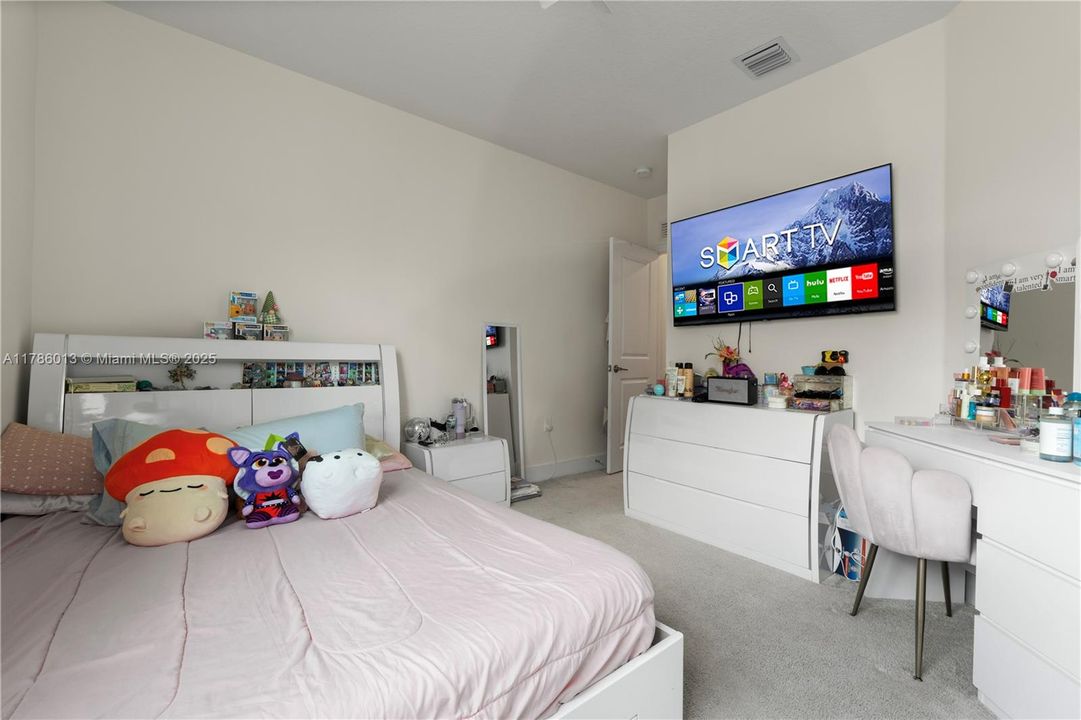 Vendido Recientemente: $829,000 (3 camas, 2 baños, 2026 Pies cuadrados)