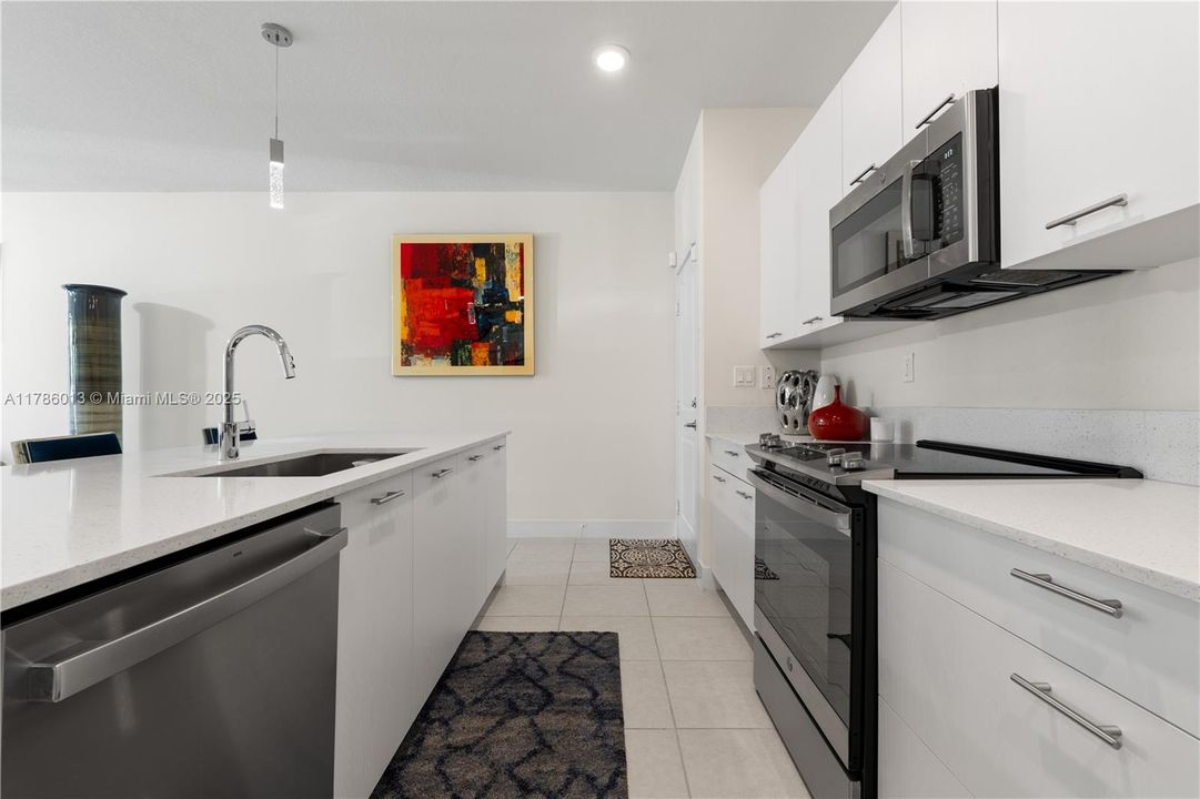 Vendido Recientemente: $829,000 (3 camas, 2 baños, 2026 Pies cuadrados)