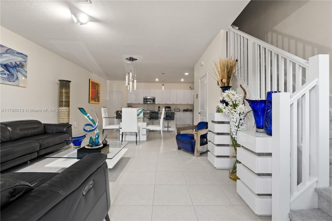 Vendido Recientemente: $829,000 (3 camas, 2 baños, 2026 Pies cuadrados)