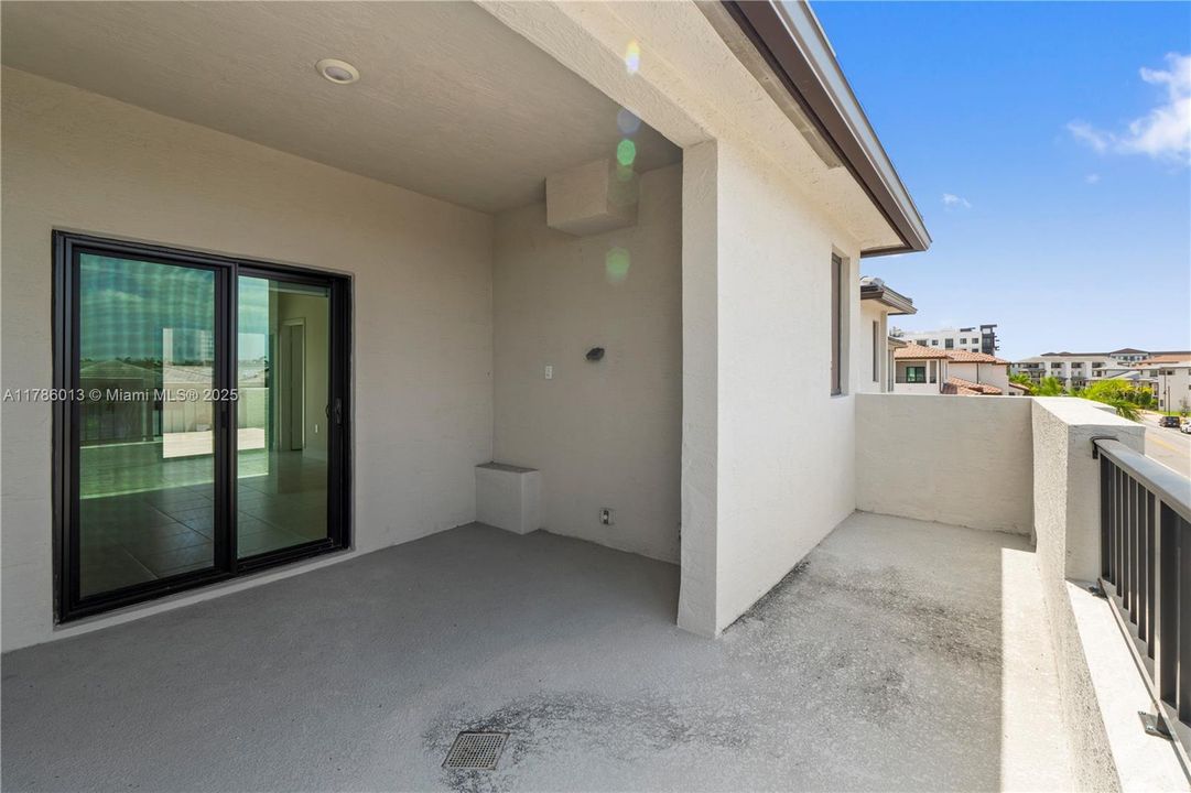 Vendido Recientemente: $829,000 (3 camas, 2 baños, 2026 Pies cuadrados)