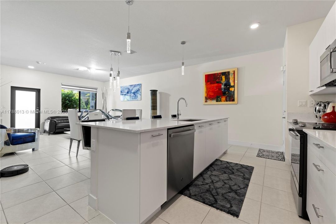 Vendido Recientemente: $829,000 (3 camas, 2 baños, 2026 Pies cuadrados)