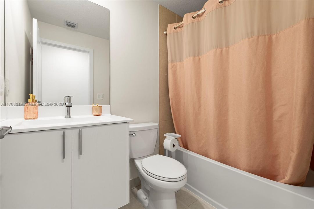 Vendido Recientemente: $829,000 (3 camas, 2 baños, 2026 Pies cuadrados)