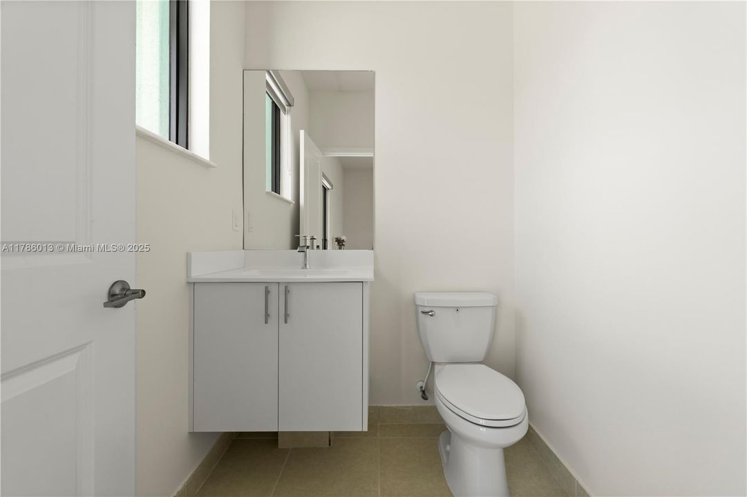 Vendido Recientemente: $829,000 (3 camas, 2 baños, 2026 Pies cuadrados)