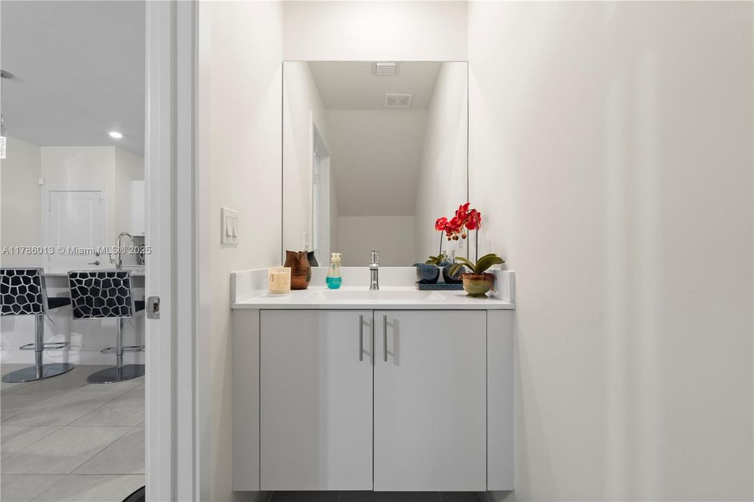 Vendido Recientemente: $829,000 (3 camas, 2 baños, 2026 Pies cuadrados)