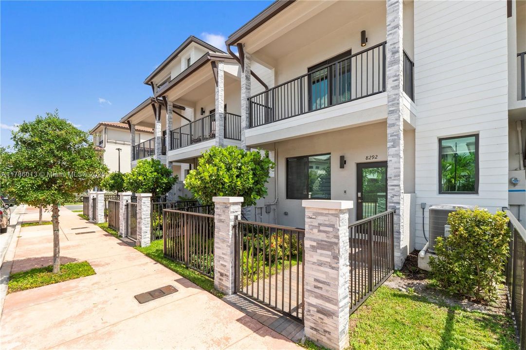 Vendido Recientemente: $829,000 (3 camas, 2 baños, 2026 Pies cuadrados)