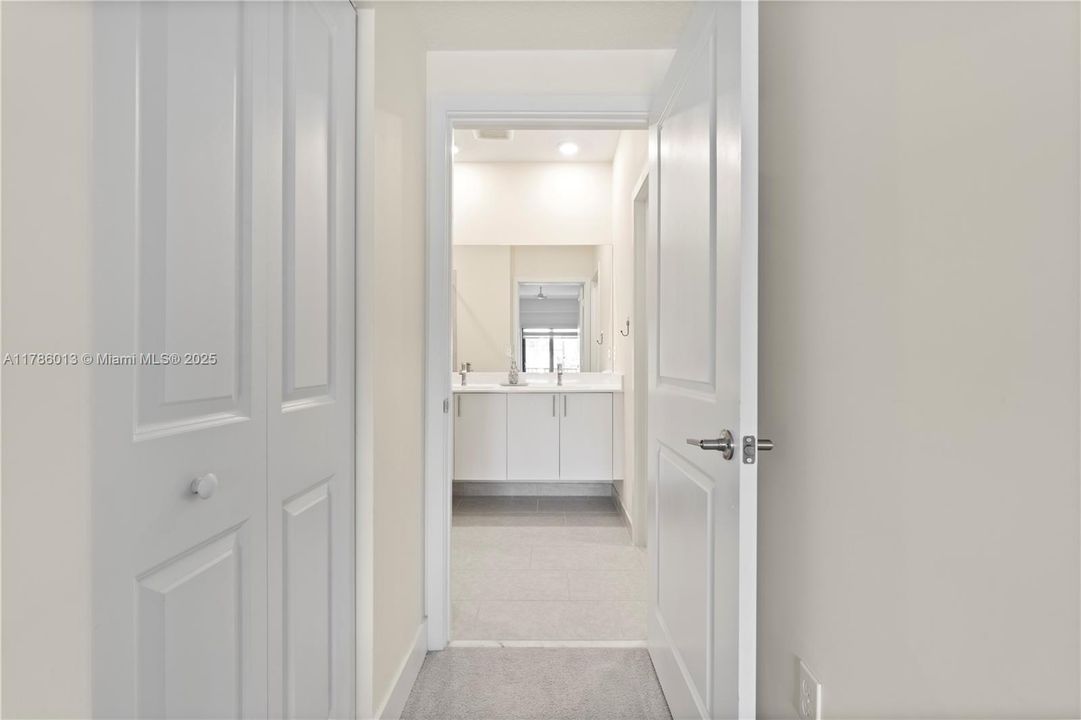 Vendido Recientemente: $829,000 (3 camas, 2 baños, 2026 Pies cuadrados)