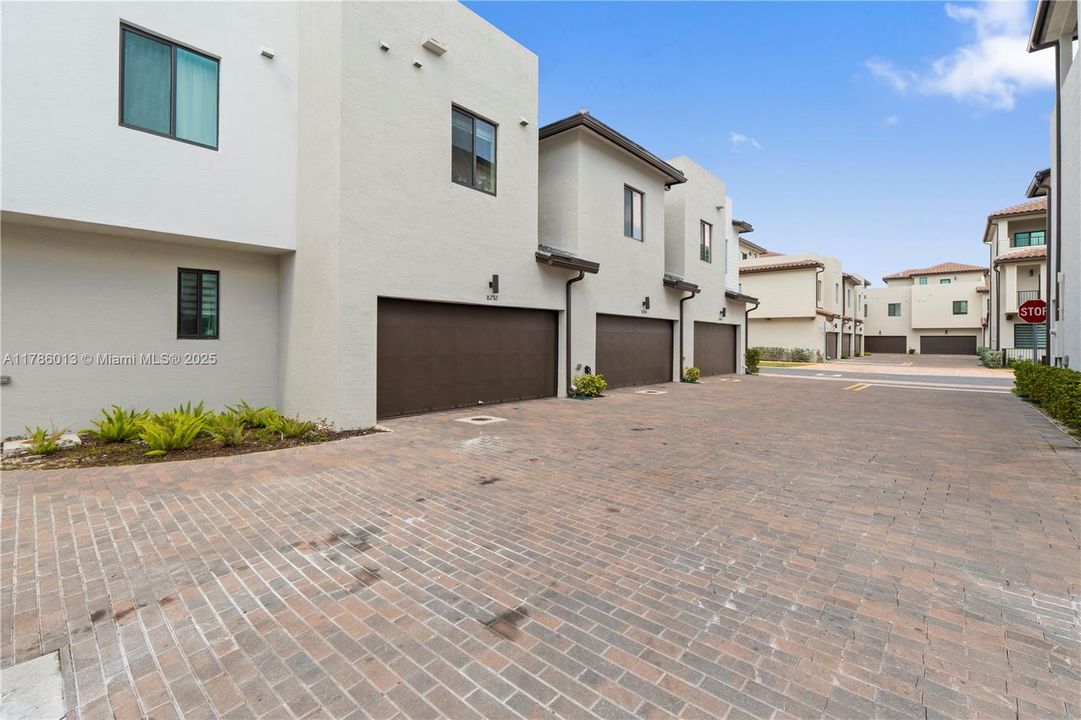 Vendido Recientemente: $829,000 (3 camas, 2 baños, 2026 Pies cuadrados)