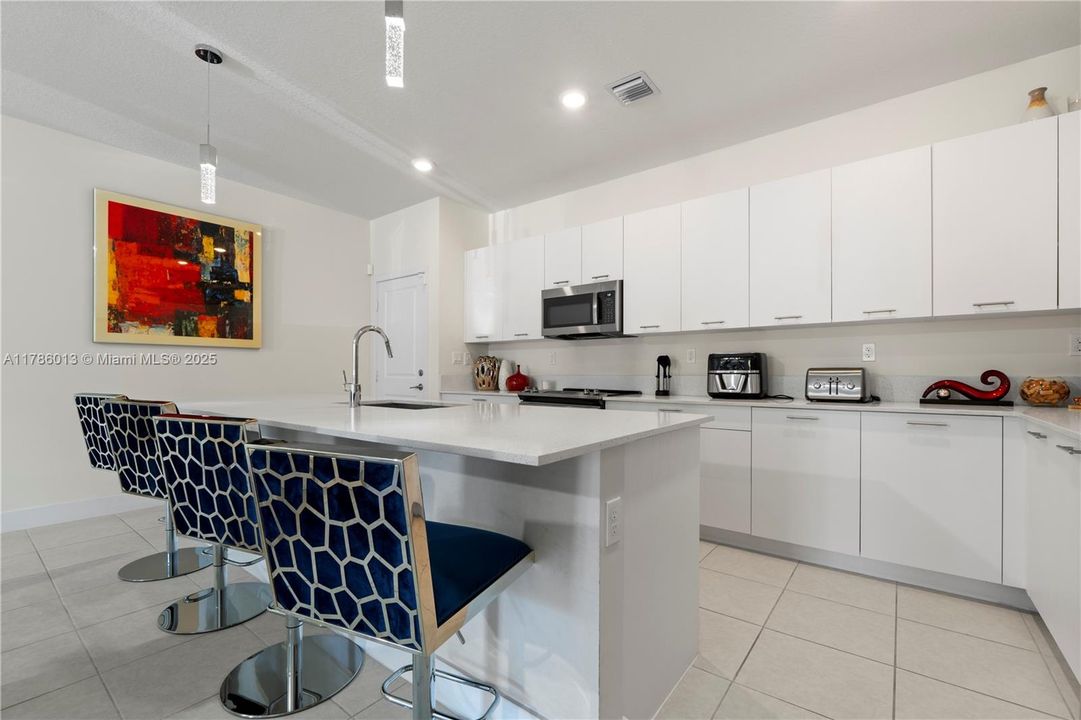 Vendido Recientemente: $829,000 (3 camas, 2 baños, 2026 Pies cuadrados)