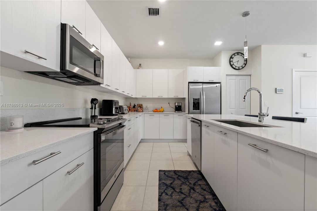 Vendido Recientemente: $829,000 (3 camas, 2 baños, 2026 Pies cuadrados)