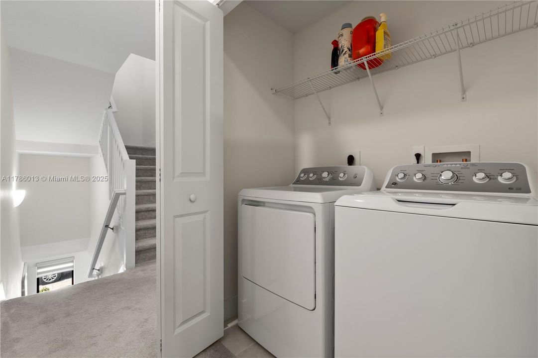 Vendido Recientemente: $829,000 (3 camas, 2 baños, 2026 Pies cuadrados)