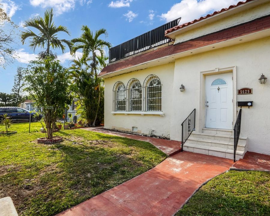 Vendido Recientemente: $799,000 (5 camas, 3 baños, 2525 Pies cuadrados)