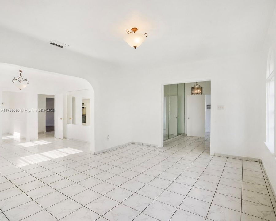 Vendido Recientemente: $799,000 (5 camas, 3 baños, 2525 Pies cuadrados)