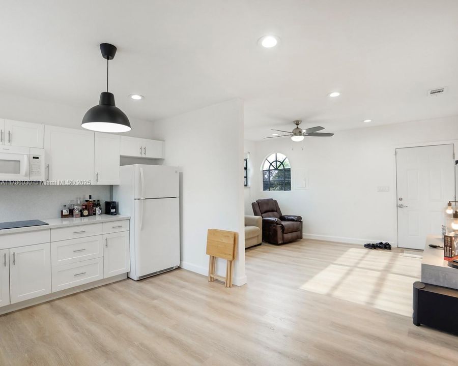 Vendido Recientemente: $799,000 (5 camas, 3 baños, 2525 Pies cuadrados)