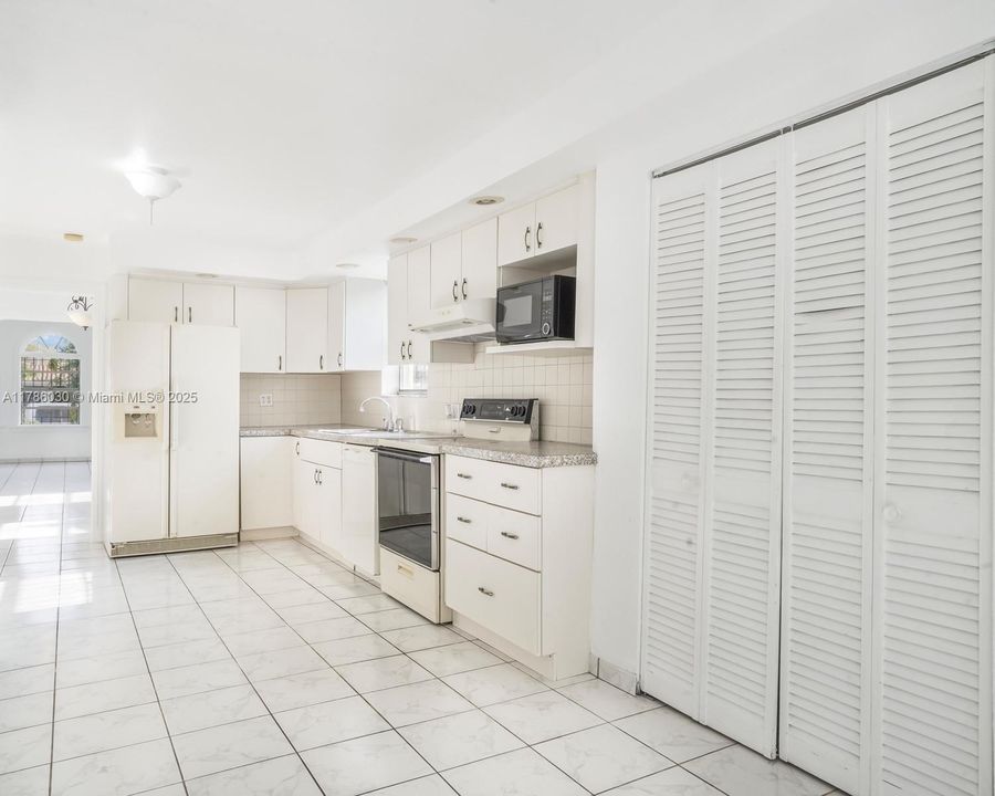 Vendido Recientemente: $799,000 (5 camas, 3 baños, 2525 Pies cuadrados)
