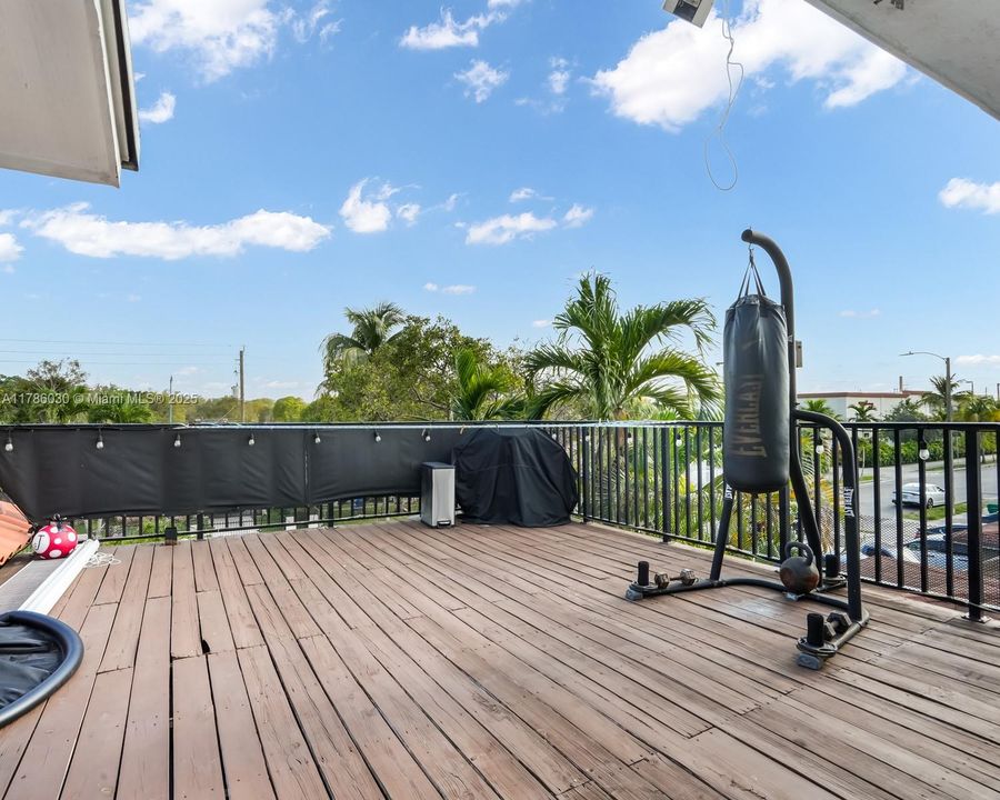 Vendido Recientemente: $799,000 (5 camas, 3 baños, 2525 Pies cuadrados)