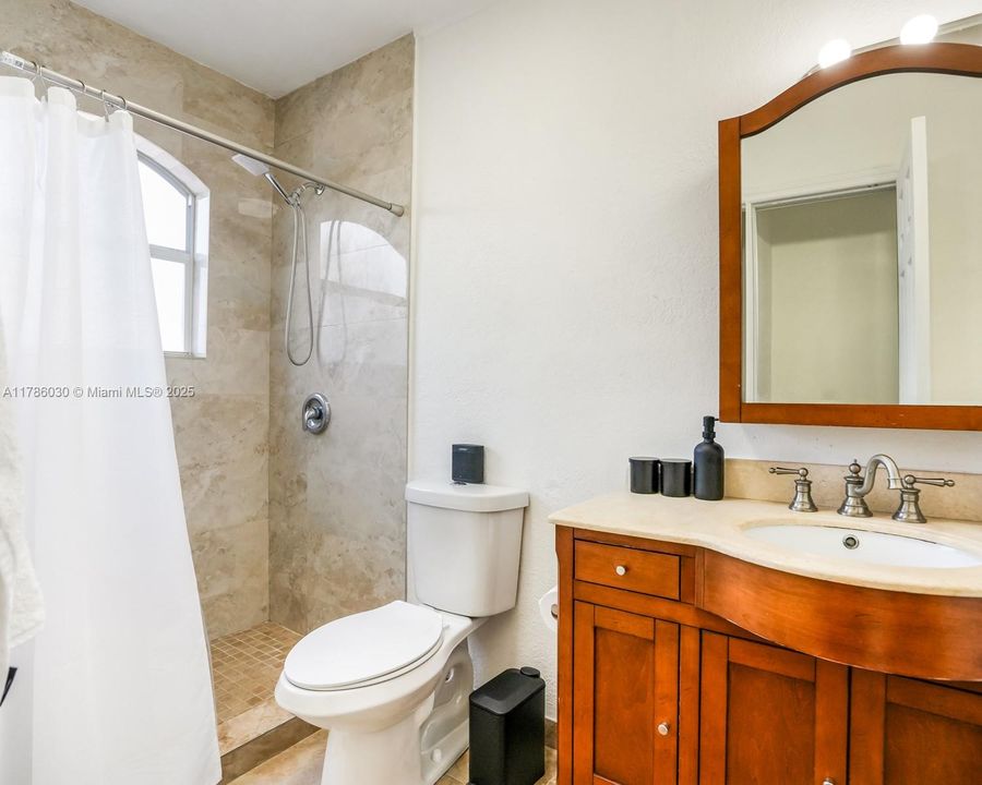 Vendido Recientemente: $799,000 (5 camas, 3 baños, 2525 Pies cuadrados)