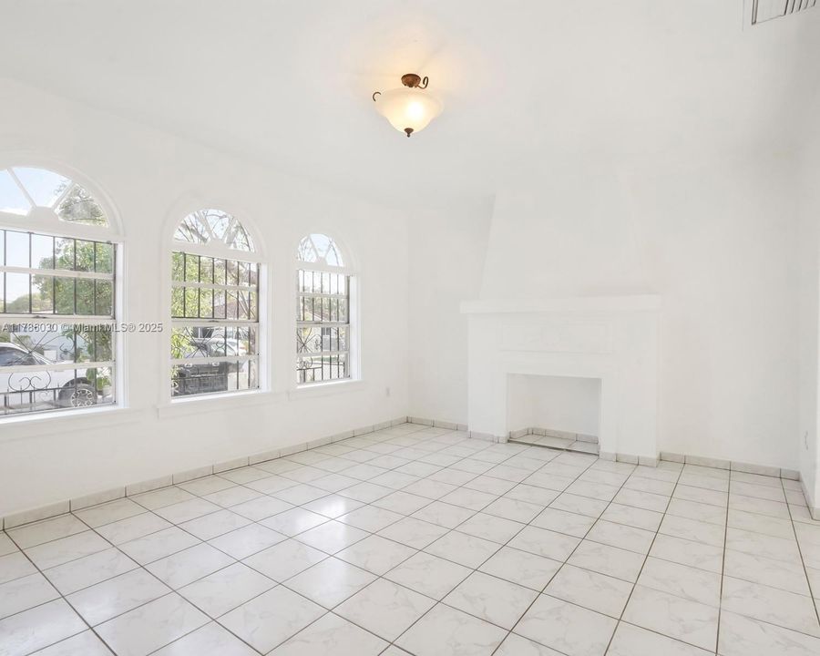 Vendido Recientemente: $799,000 (5 camas, 3 baños, 2525 Pies cuadrados)