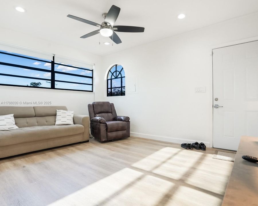 Vendido Recientemente: $799,000 (5 camas, 3 baños, 2525 Pies cuadrados)