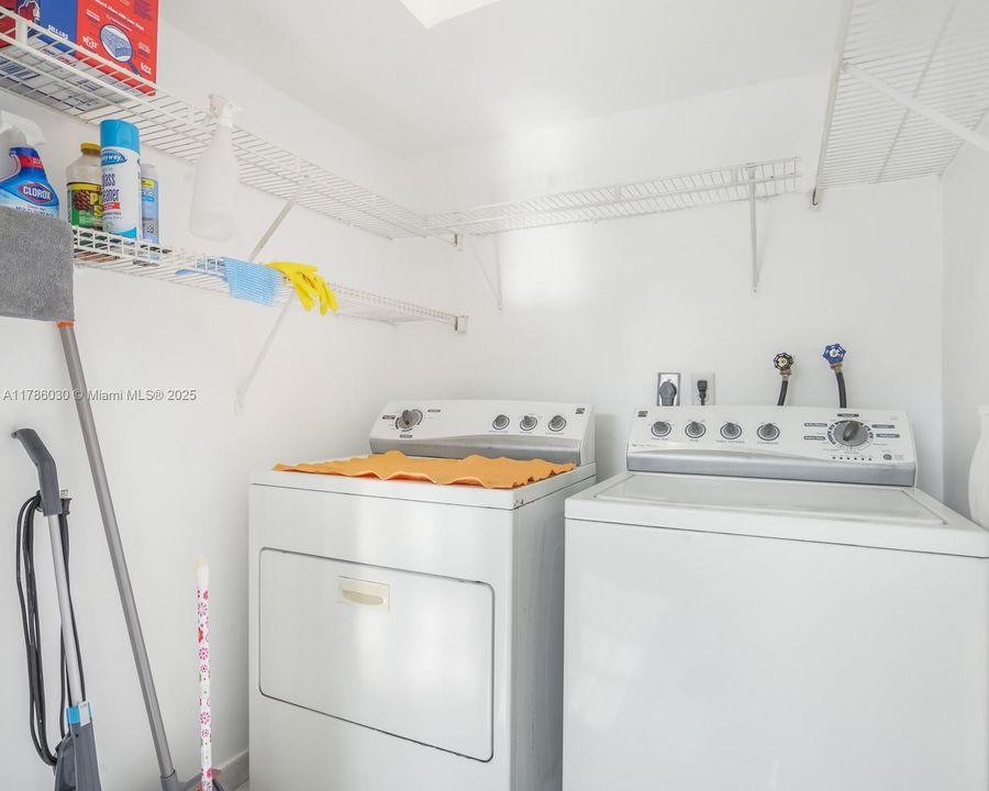 Vendido Recientemente: $799,000 (5 camas, 3 baños, 2525 Pies cuadrados)