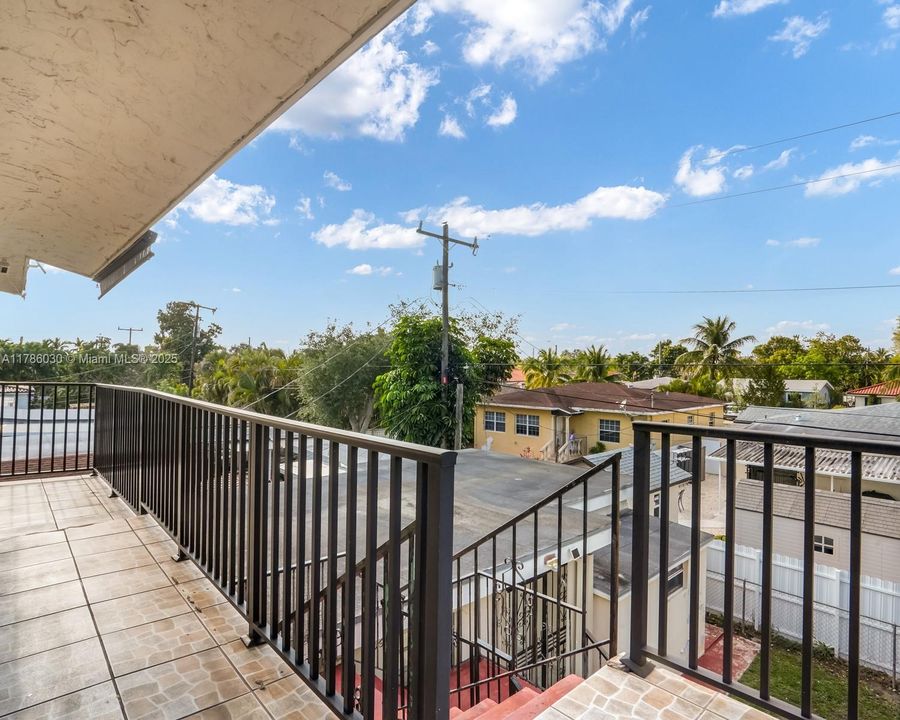 Vendido Recientemente: $799,000 (5 camas, 3 baños, 2525 Pies cuadrados)