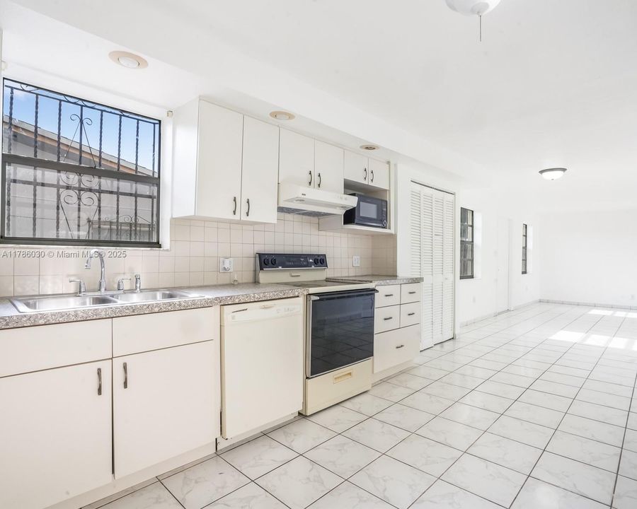 Vendido Recientemente: $799,000 (5 camas, 3 baños, 2525 Pies cuadrados)