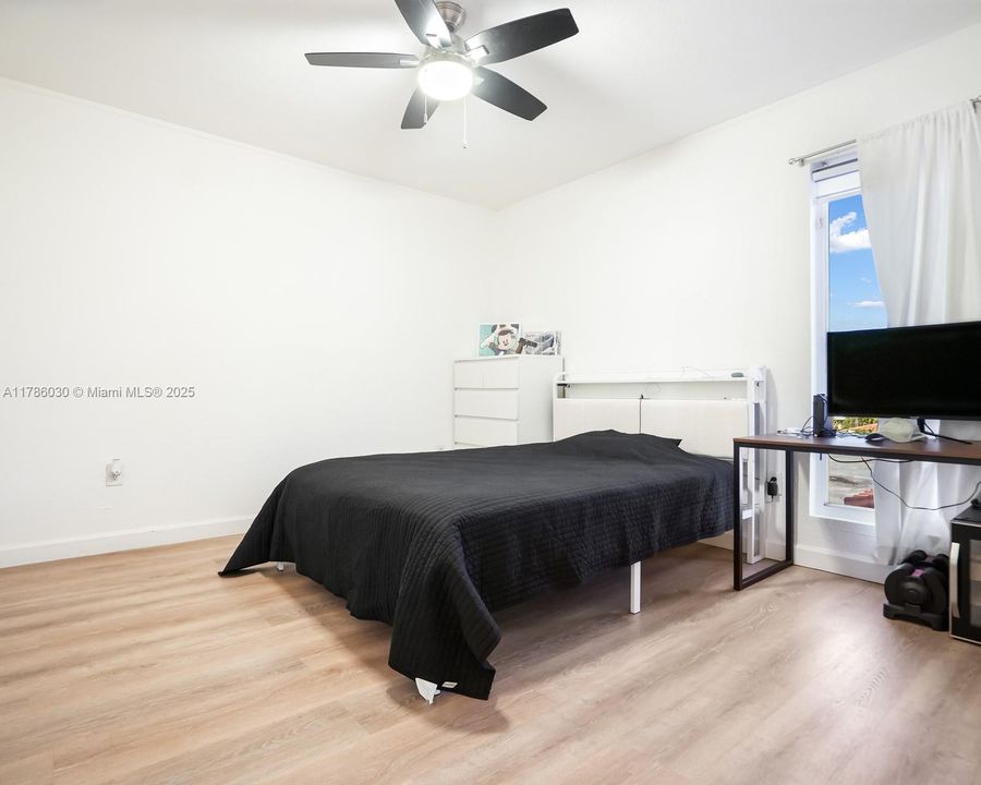 Vendido Recientemente: $799,000 (5 camas, 3 baños, 2525 Pies cuadrados)