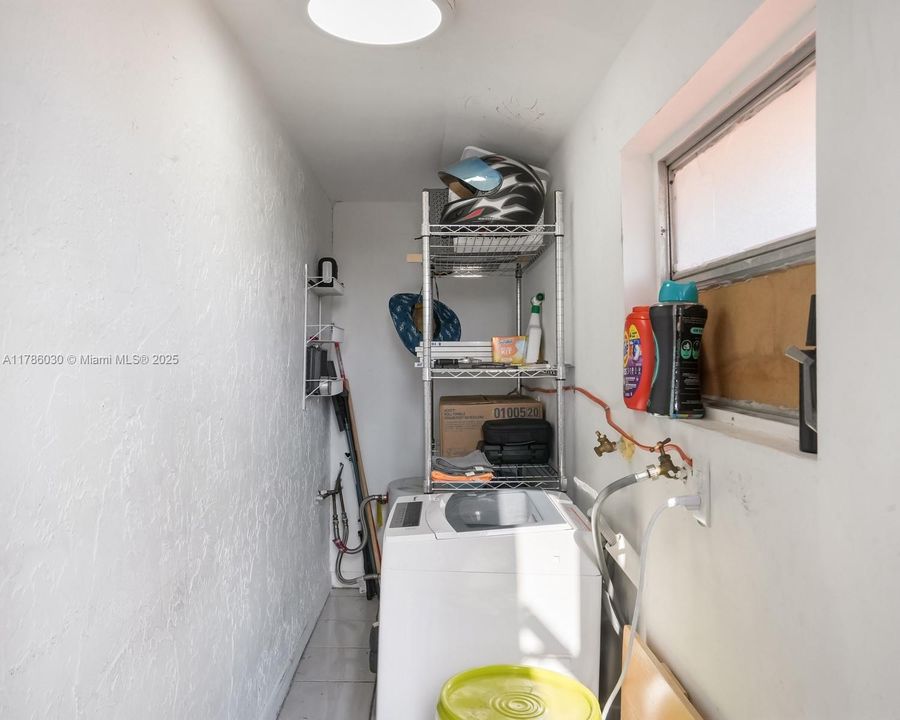 Vendido Recientemente: $799,000 (5 camas, 3 baños, 2525 Pies cuadrados)