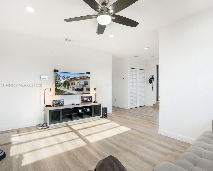 Vendido Recientemente: $799,000 (5 camas, 3 baños, 2525 Pies cuadrados)