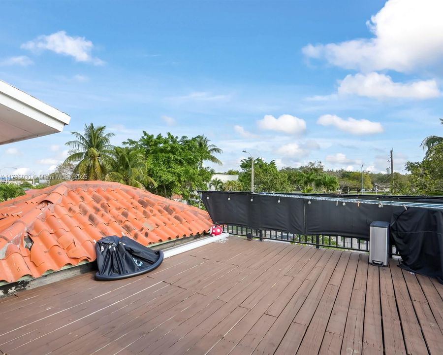 Vendido Recientemente: $799,000 (5 camas, 3 baños, 2525 Pies cuadrados)