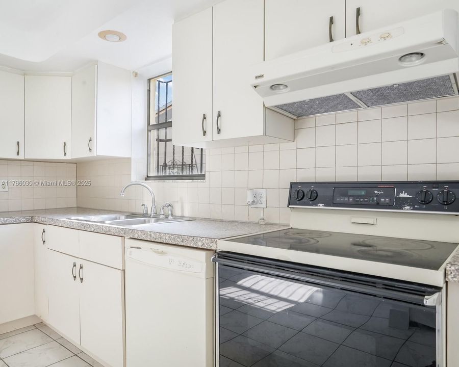 Vendido Recientemente: $799,000 (5 camas, 3 baños, 2525 Pies cuadrados)