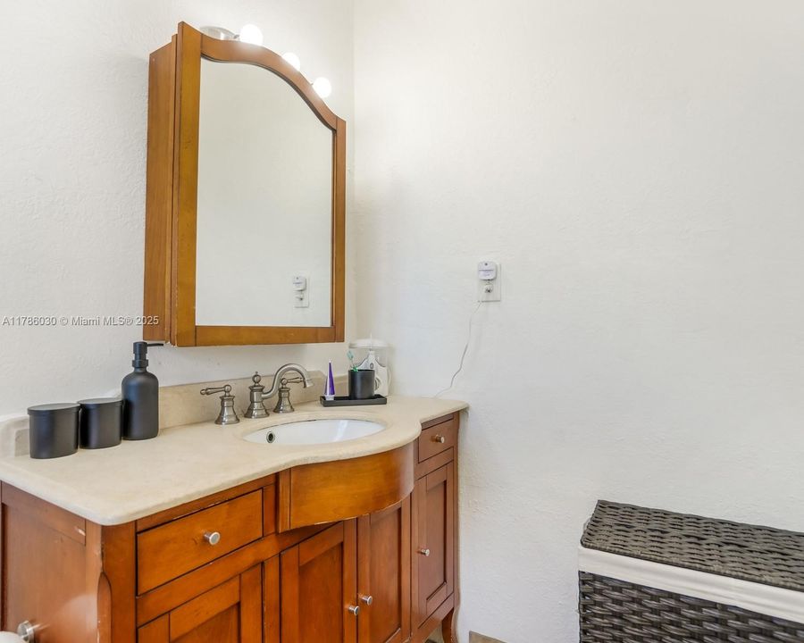 Vendido Recientemente: $799,000 (5 camas, 3 baños, 2525 Pies cuadrados)