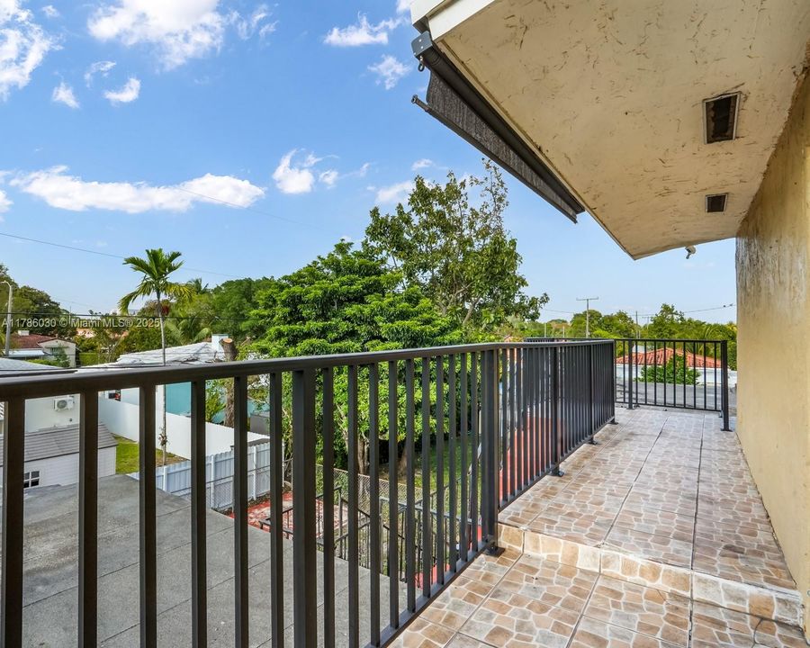 Vendido Recientemente: $799,000 (5 camas, 3 baños, 2525 Pies cuadrados)